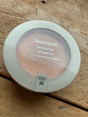 Neutrogena Mineral Sheers Powder Foundation - Natural Ivory (light beige)